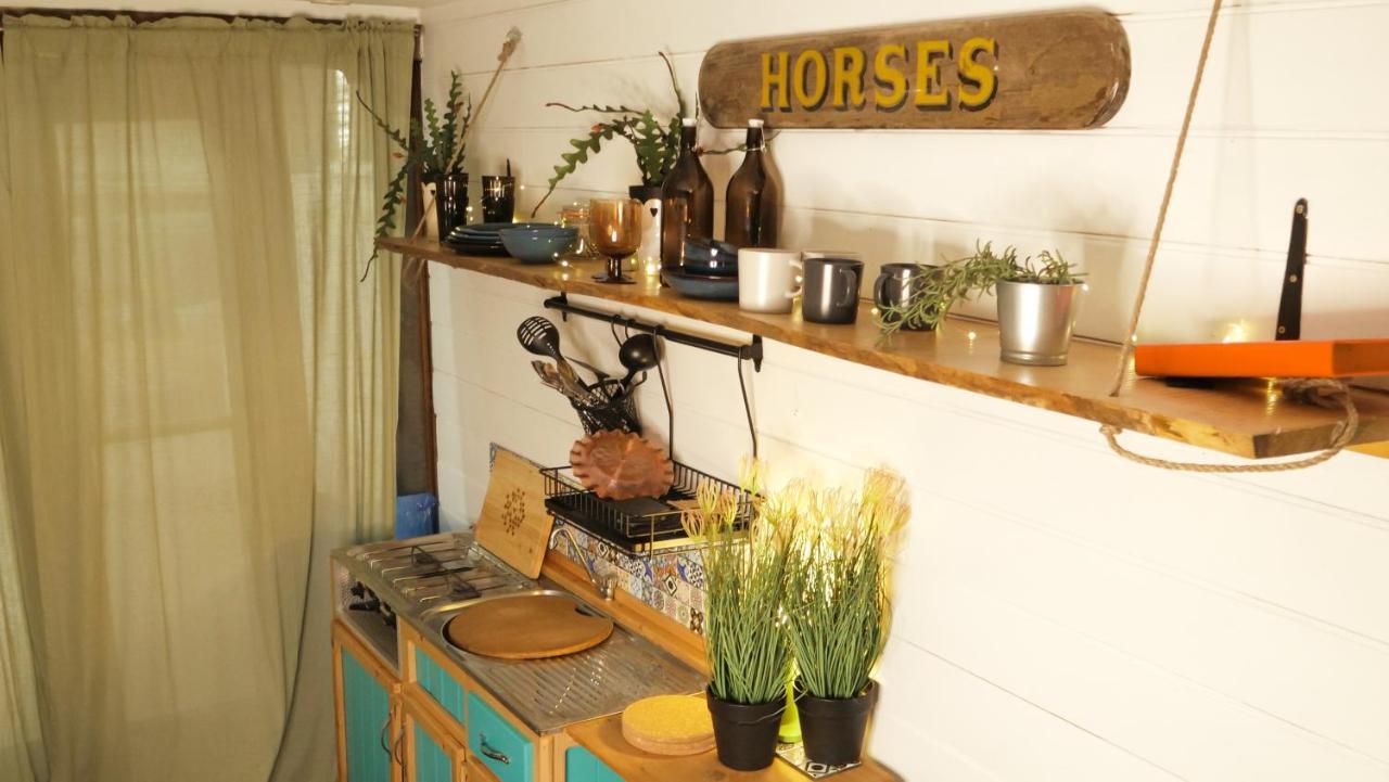 Quirky Vintage Horsebox Conversion With Stunning Views Of Ardingly Reservoir Balcombe Extérieur photo